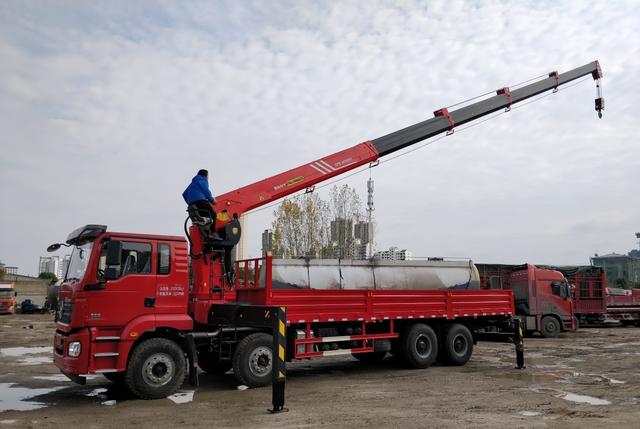 随车吊多少钱（随车吊出车一次多少钱）