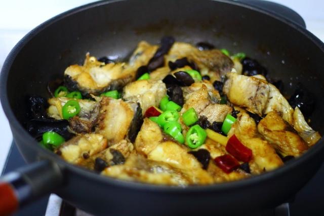 红烧草鱼块简单做法大全（红烧草鱼段的正宗做法）