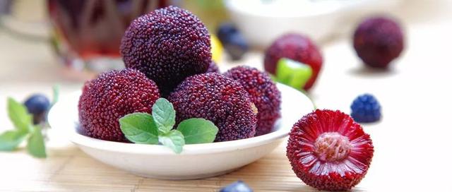 杨梅酒的功效（常喝杨梅酒有什么好处）