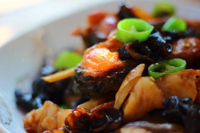 红烧草鱼块简单做法大全（红烧草鱼段的正宗做法）