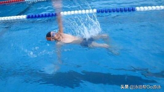 仰泳的动作要领口诀（仰泳的动作要领图解）