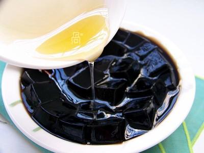 龟苓膏的作用与功效（龟苓膏的做法与配方）