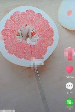 抖音切柚子正确方法（给女朋友剥柚子抖音）