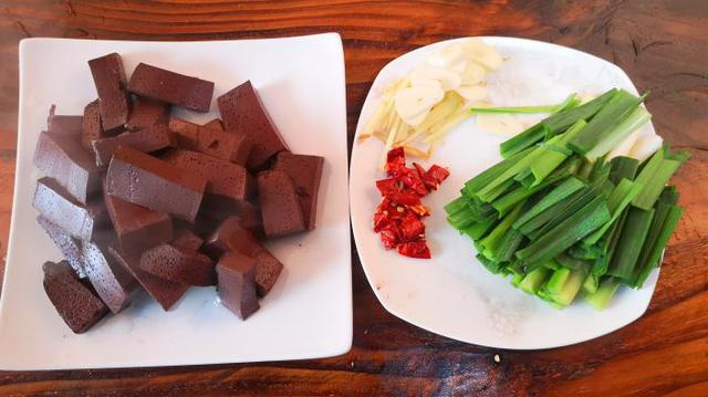 清炒猪血的家常做法（清炒猪血的做法窍门）