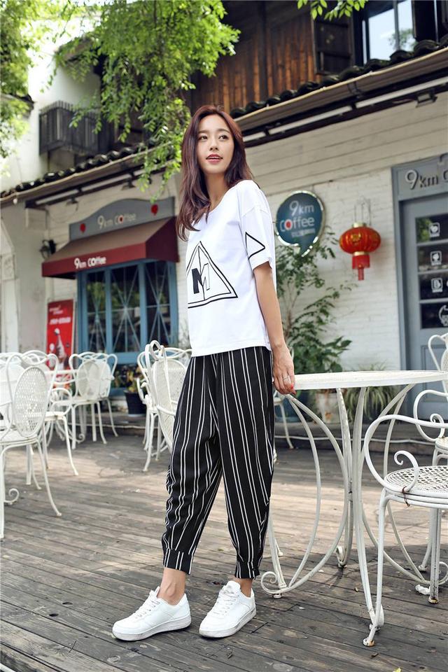 哈伦裤搭配图片（高腰哈伦裤配什么上衣）