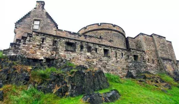 波丽莱多里的传说 英国古堡闹鬼事件！