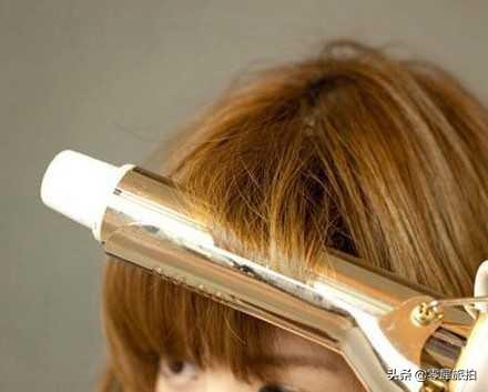 卷发棒怎么用（自己卷头发的步骤图解）