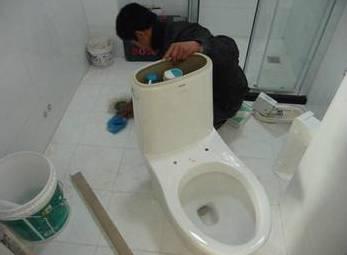 马桶渗水怎么办（马桶一冲水底座就漏水）