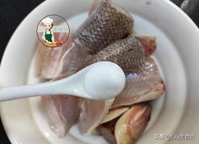 煎鱼不掉皮的五个妙招(怎样煎鱼不粘锅不掉皮)