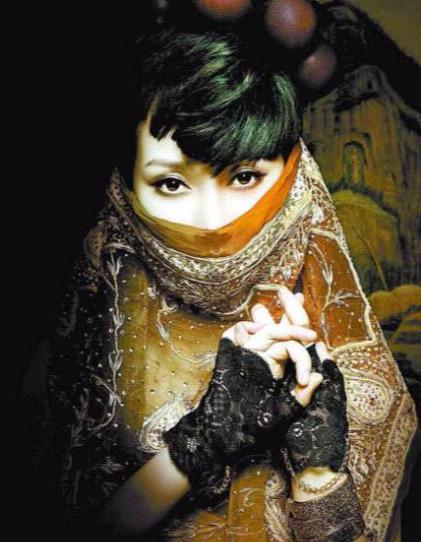 萨顶顶原名是周鹏吗(萨顶顶改名的原因)