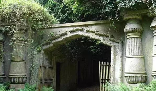 波丽莱多里的传说 英国古堡闹鬼事件！