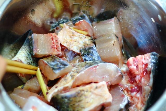 红烧草鱼块简单做法大全（红烧草鱼段的正宗做法）