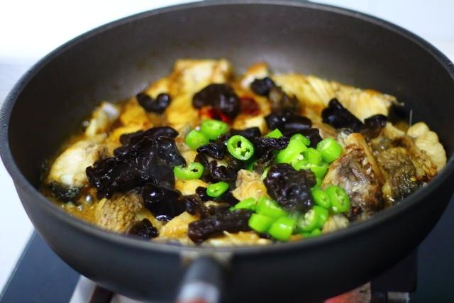 红烧草鱼块简单做法大全（红烧草鱼段的正宗做法）