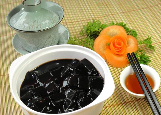 龟苓膏的作用与功效（龟苓膏的做法与配方）