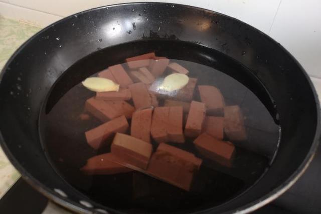 清炒猪血的家常做法（清炒猪血的做法窍门）