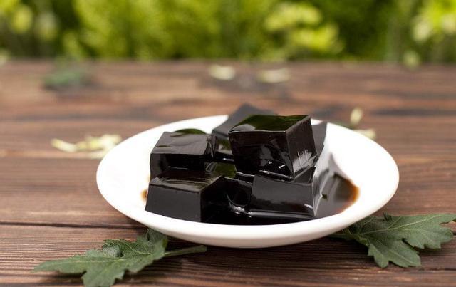 吃龟苓膏有什么好处（女人吃龟苓膏的好处）