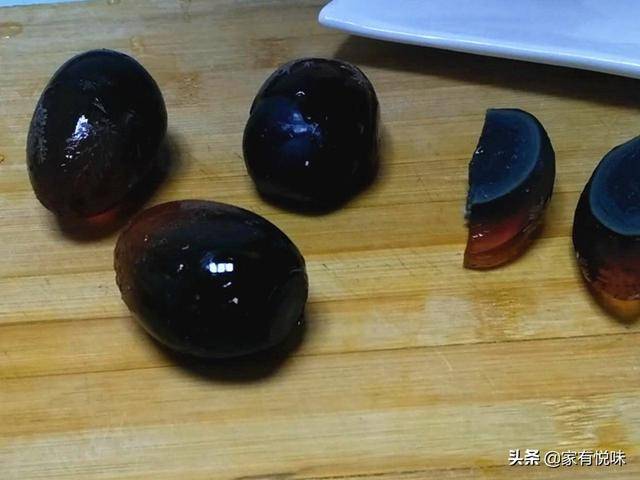松花蛋怎么做好吃(家常凉拌松花蛋做法)