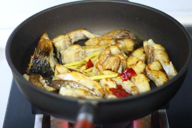 红烧草鱼块简单做法大全（红烧草鱼段的正宗做法）